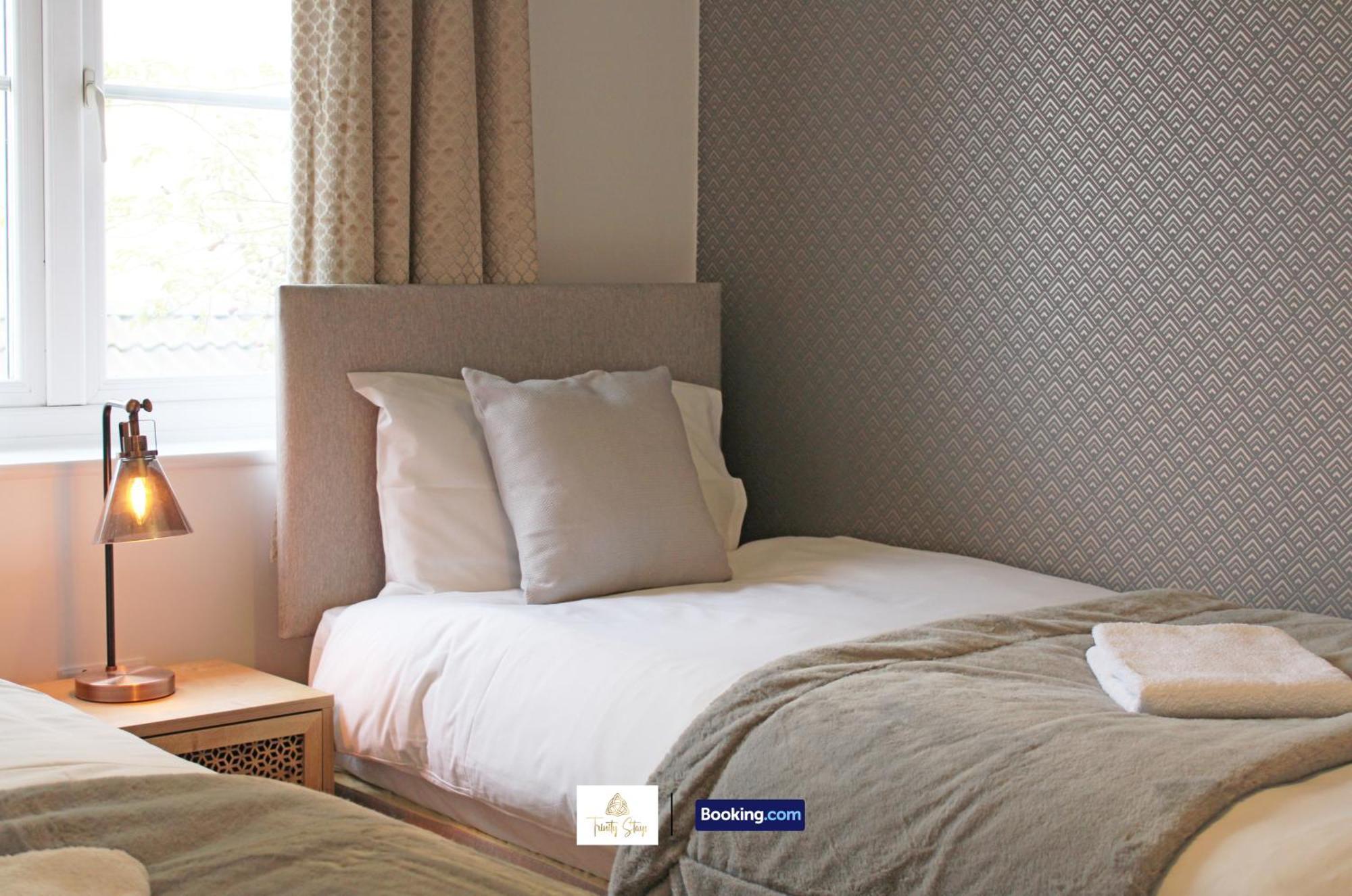 Rumah liburan 3 Bedroom House By Trinity Short Lets & Serviced With Free Wifi & Parking