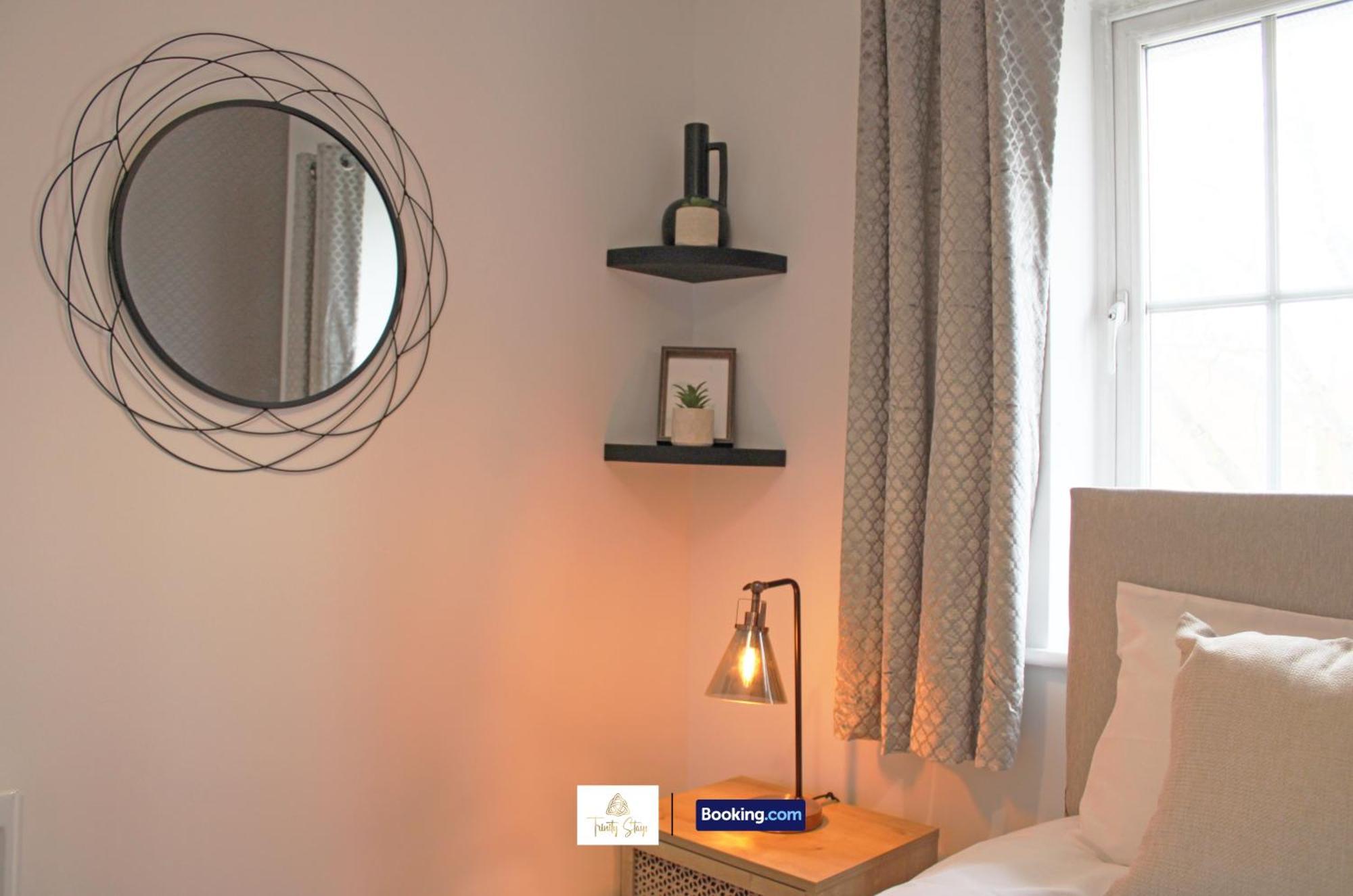 Rumah liburan 3 Bedroom House By Trinity Short Lets & Serviced With Free Wifi & Parking