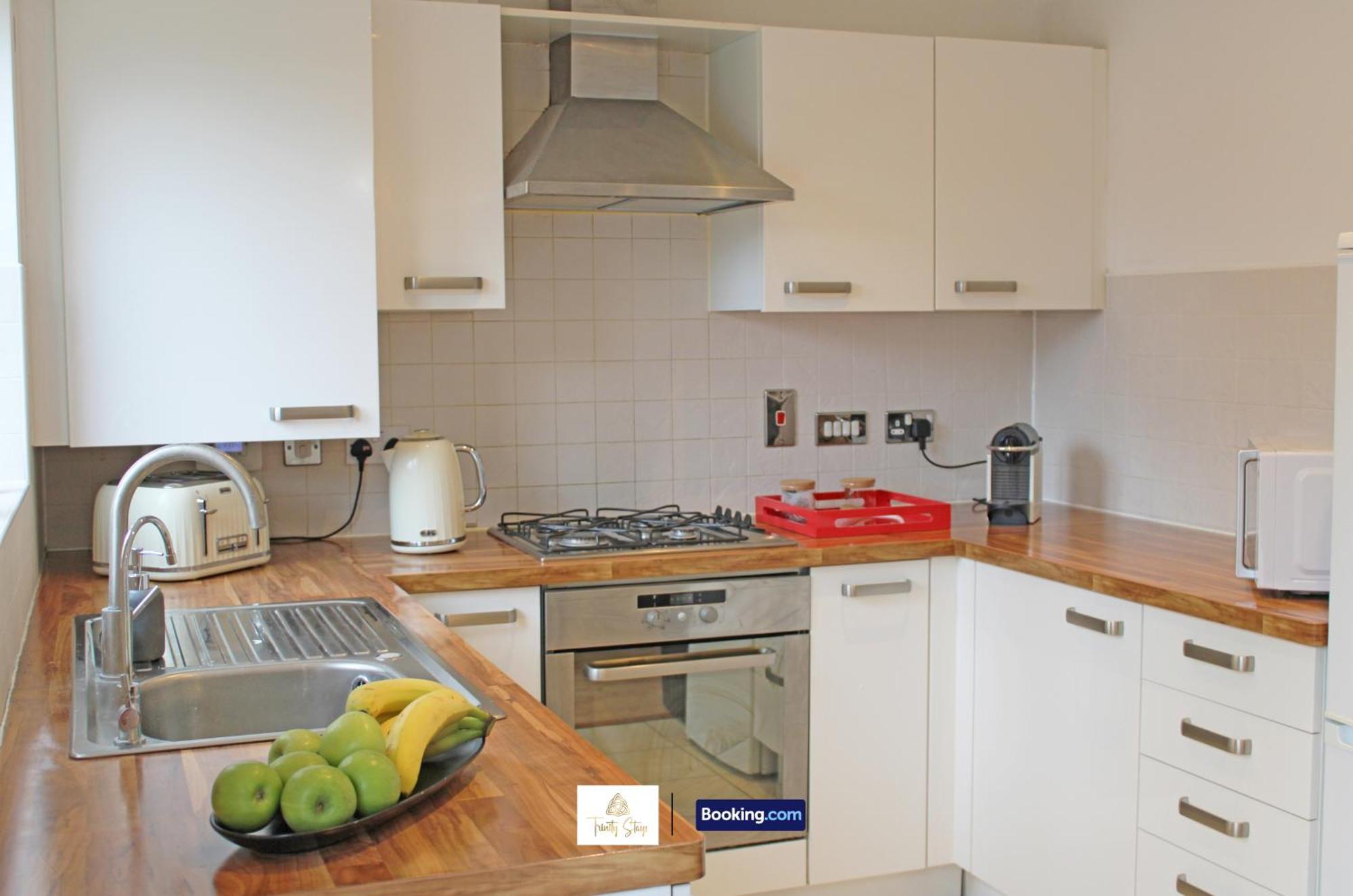 Rumah liburan 3 Bedroom House By Trinity Short Lets & Serviced With Free Wifi & Parking