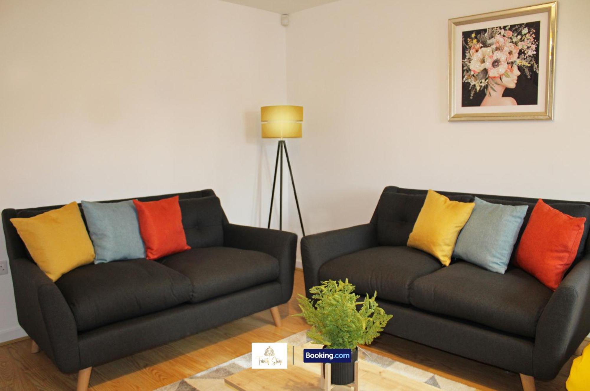 Rumah liburan 3 Bedroom House By Trinity Short Lets & Serviced With Free Wifi & Parking *