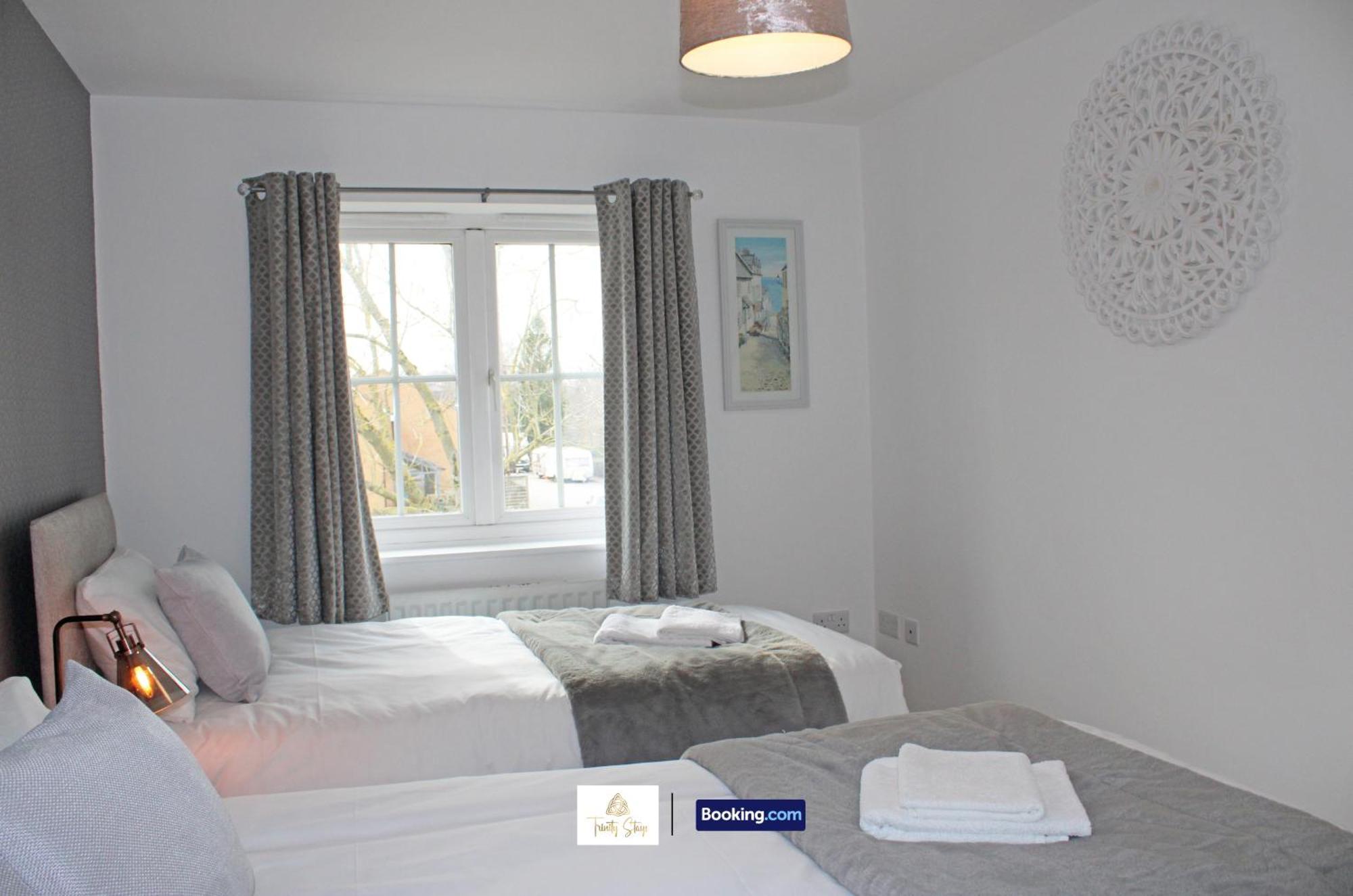 Rumah liburan 3 Bedroom House By Trinity Short Lets & Serviced With Free Wifi & Parking *